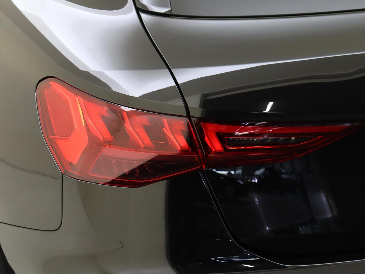 Audi A3 SPORTBACK 35 TFSI S edition | Parkeersensoren achter | CarPlay | Sfeerverlichting | Audi virtual cockpit | Stoelverwarming | Navigatie | Cruise control |