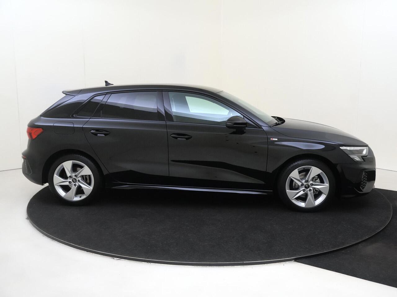 Audi A3 SPORTBACK 35 TFSI S edition | Parkeersensoren achter | CarPlay | Sfeerverlichting | Audi virtual cockpit | Stoelverwarming | Navigatie | Cruise control |