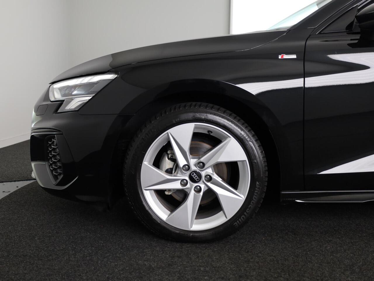 Audi A3 SPORTBACK 35 TFSI S edition | Verlengde Garantie | Optiek zwart pakket | Parkeersensoren achterzijde | Afneembare trekhaak |