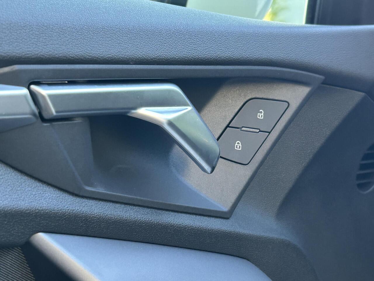 Audi A3 SPORTBACK 35 TFSI Advanced edition l Sonos l LED l 19 Inch l Stoelverwarming l Zwart Optiek