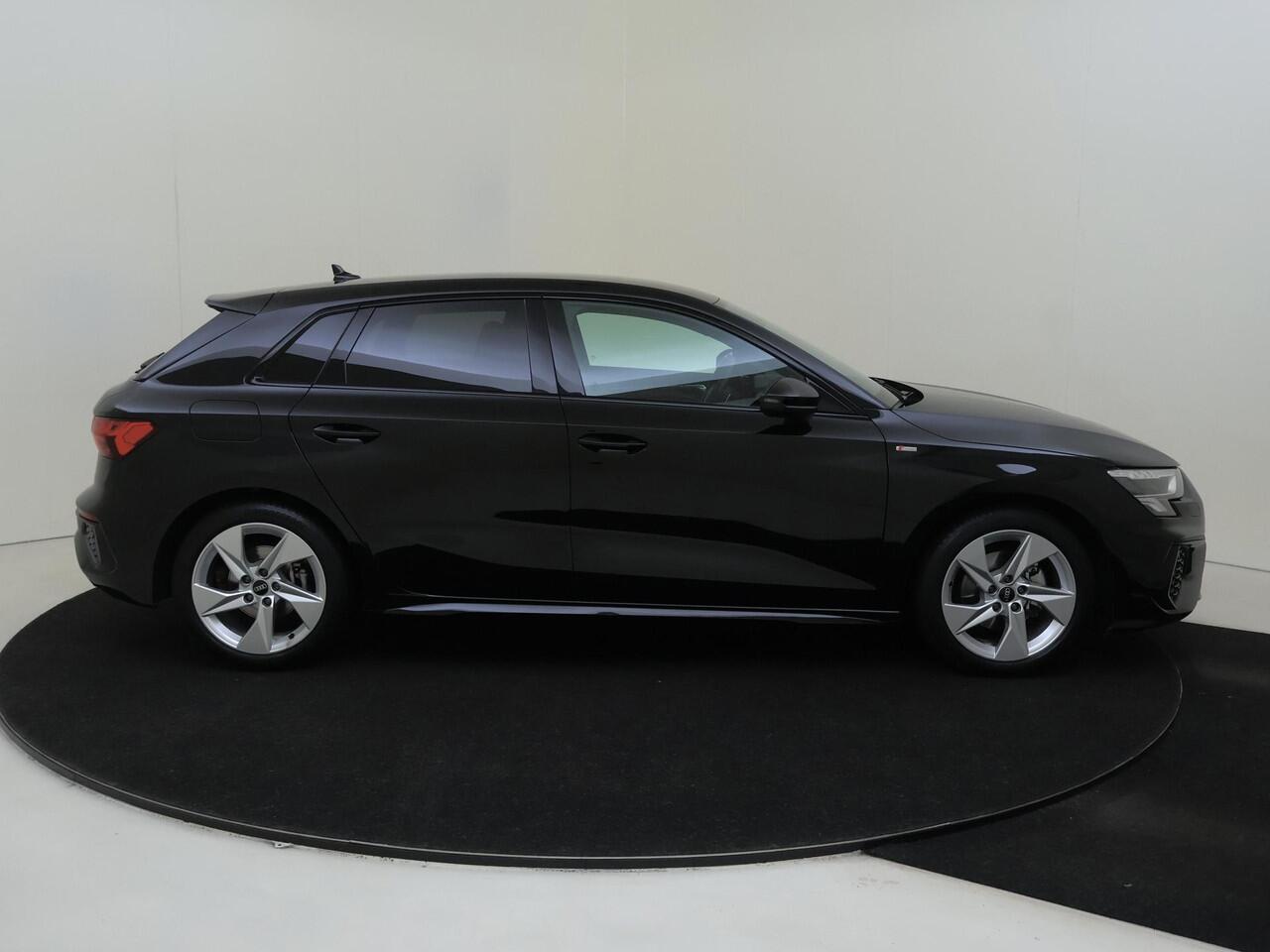 Audi A3 SPORTBACK 35 TFSI S edition | Trekhaak | Full LED verlichting | Navigatie Plus | Optiek zwart Plus | Adaptieve cruise control | CarPlay | Draadloze telefoonlader |