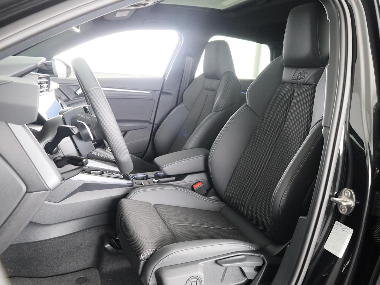 Audi A3 SPORTBACK 45 TFSI e S edition Competition 272pk | Panoramadak | Sonos Premium Audio | 19 inch Lichtmetalen velgen | Parkeercamera