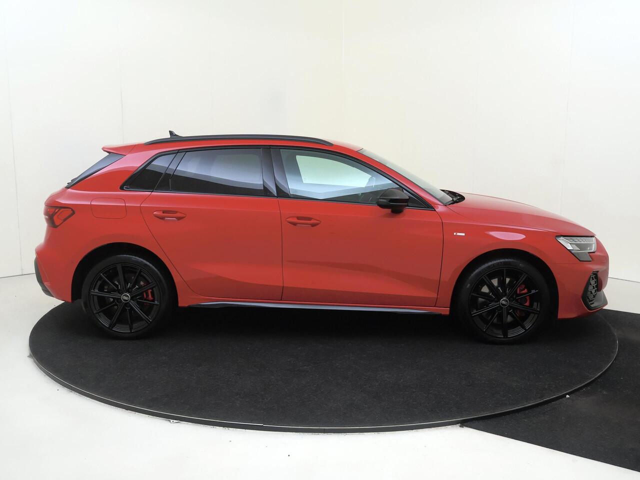 Audi A3 SPORTBACK 45 TFSI e S edition Competition | Trekhaak | Parkeerassistent | Achteruitrijcamera | Sportstoelen | Lederen bekleding 'Valcona' | Dodehoek detectie | Keyless | LED matrix verlichting |