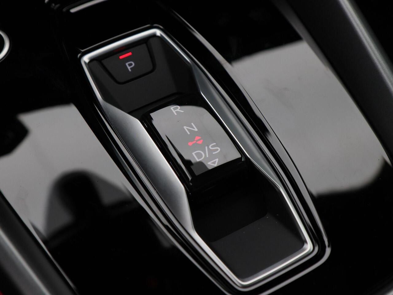 Audi A3 SPORTBACK 40 TFSI e 204 Pk Automaat S-Line | LED | Camera | Carplay | Stoel Verwarming | Navigatiesysteem | Sensoren | Elektrische Stoelen | 18 Inch | 9.557 Km!!