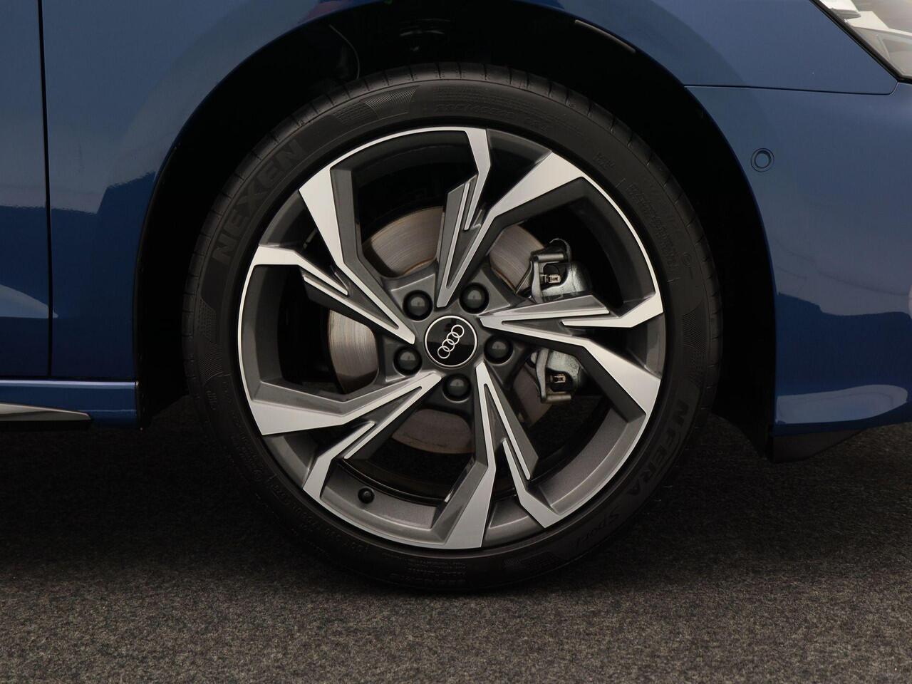 Audi A3 SPORTBACK 40 TFSI e 204 Pk Automaat S-Line | LED | Camera | Carplay | Stoel Verwarming | Navigatiesysteem | Sensoren | Elektrische Stoelen | 18 Inch | 9.557 Km!!