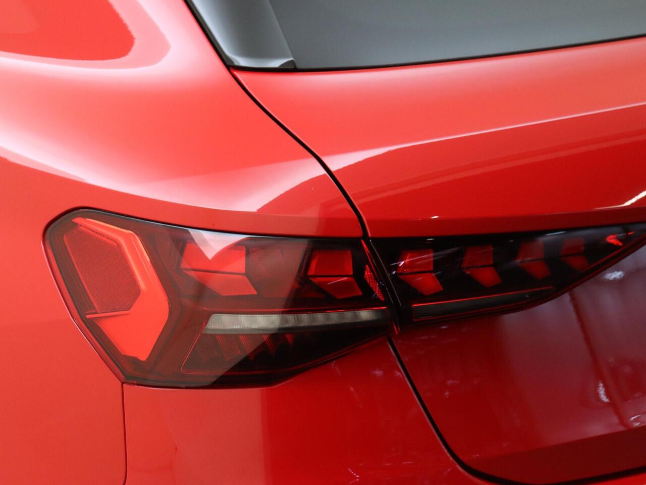 Audi A3 SPORTBACK 45 TFSI e S edition Competition | Trekhaak | Parkeerassistent | Achteruitrijcamera | Sportstoelen | Lederen bekleding 'Valcona' | Dodehoek detectie | Keyless | LED matrix verlichting |