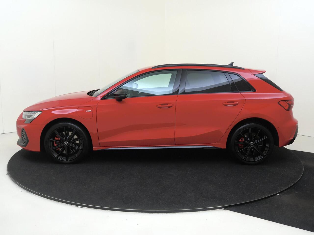 Audi A3 SPORTBACK 45 TFSI e S edition Competition | Trekhaak | Parkeerassistent | Achteruitrijcamera | Sportstoelen | Lederen bekleding 'Valcona' | Dodehoek detectie | Keyless | LED matrix verlichting |