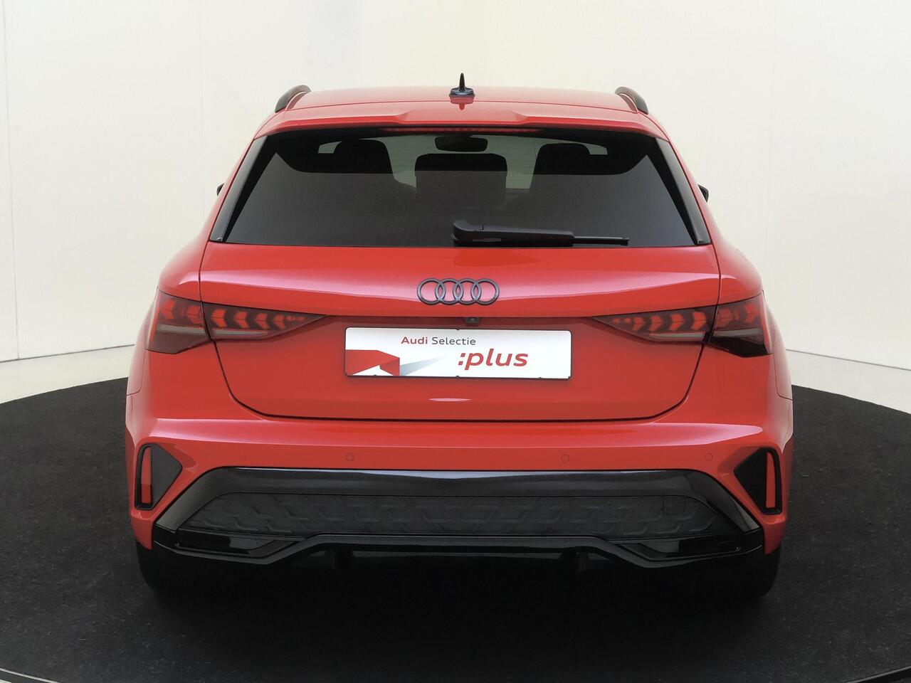 Audi A3 SPORTBACK 45 TFSI e S edition Competition | Trekhaak | Parkeerassistent | Achteruitrijcamera | Sportstoelen | Lederen bekleding 'Valcona' | Dodehoek detectie | Keyless | LED matrix verlichting |