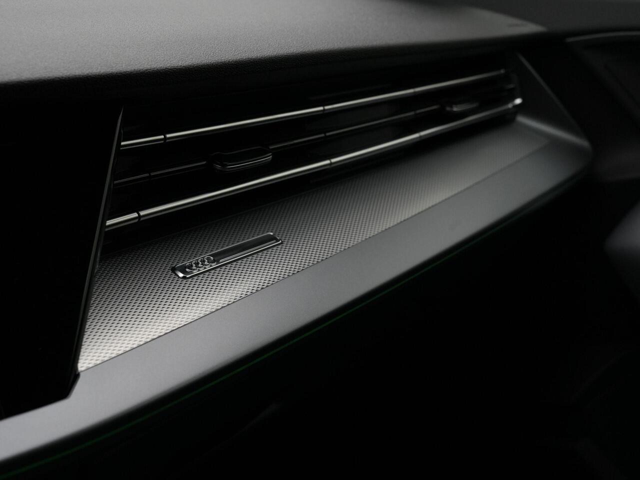 Audi A3 SPORTBACK 45 TFSI e 272 pk S-tronic S-Line | Elektr. verstelbare bestuurdersstoel | Achteruitrijcamera | Stoelverwarming | Adaptive Cruise