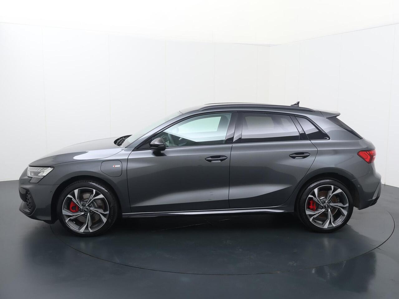 Audi A3 SPORTBACK 45 TFSI e S edition Competition | 272 PK | SoH 97% | Trekhaak | Head-up display | Adaptive cruise control | Sonos premium sound | S line | Navigatiesysteem |