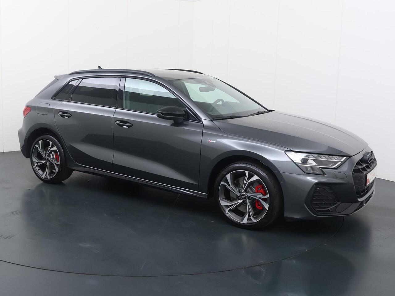 Audi A3 SPORTBACK 45 TFSI e S edition Competition | 272 PK | SoH 97% | Trekhaak | Head-up display | Adaptive cruise control | Sonos premium sound | S line | Navigatiesysteem |