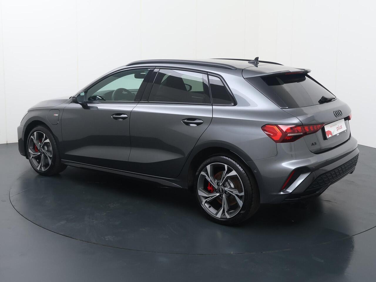 Audi A3 SPORTBACK 45 TFSI e S edition Competition | 272 PK | SoH 97% | Trekhaak | Head-up display | Adaptive cruise control | Sonos premium sound | S line | Navigatiesysteem |