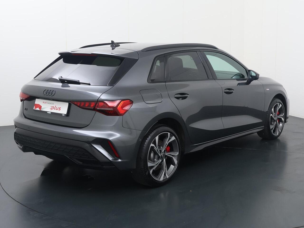 Audi A3 SPORTBACK 45 TFSI e S edition Competition | 272 PK | SoH 97% | Trekhaak | Head-up display | Adaptive cruise control | Sonos premium sound | S line | Navigatiesysteem |