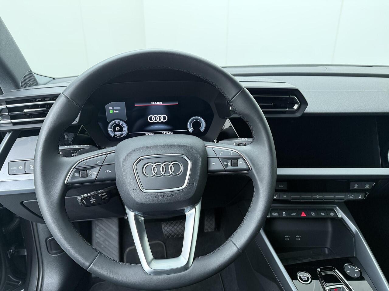 Audi A3 SPORTBACK 45 TFSI e S edition Competition | 272 PK | SoH 97% | Trekhaak | Head-up display | Adaptive cruise control | Sonos premium sound | S line | Navigatiesysteem |