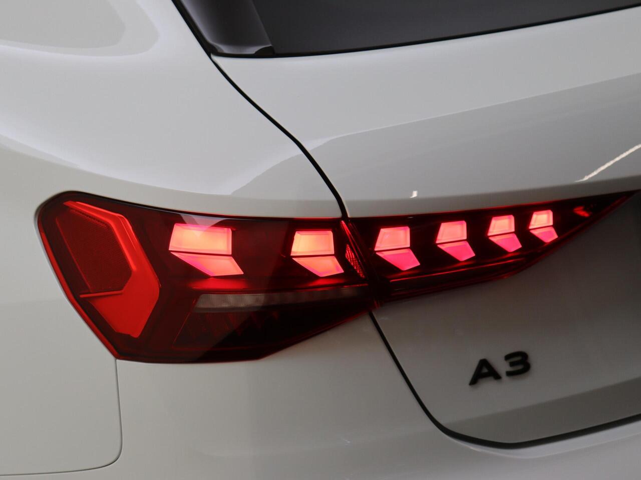 Audi A3 SPORTBACK 40 TFSI e S edition | Panoramadak | SONOS audio | Head-up display | Dodehoek detectie | Adaptieve cruise control | Stoelverwarming | Achteruitrijcamera | Parkeerassistent |