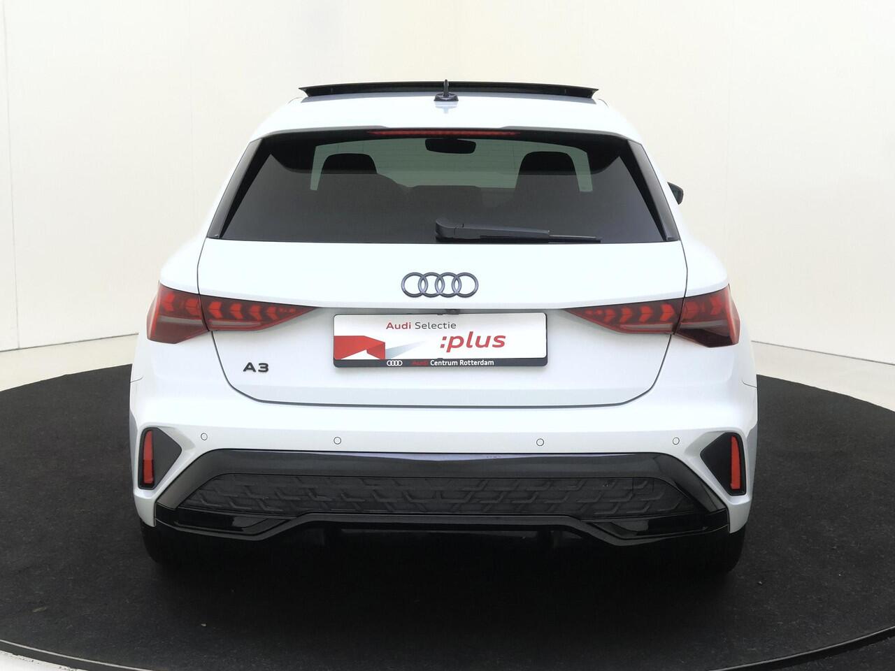 Audi A3 SPORTBACK 40 TFSI e S edition | Panoramadak | SONOS audio | Head-up display | Dodehoek detectie | Adaptieve cruise control | Stoelverwarming | Achteruitrijcamera | Parkeerassistent |