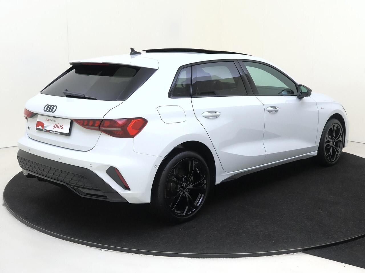 Audi A3 SPORTBACK 40 TFSI e S edition | Panoramadak | SONOS audio | Head-up display | Dodehoek detectie | Adaptieve cruise control | Stoelverwarming | Achteruitrijcamera | Parkeerassistent |