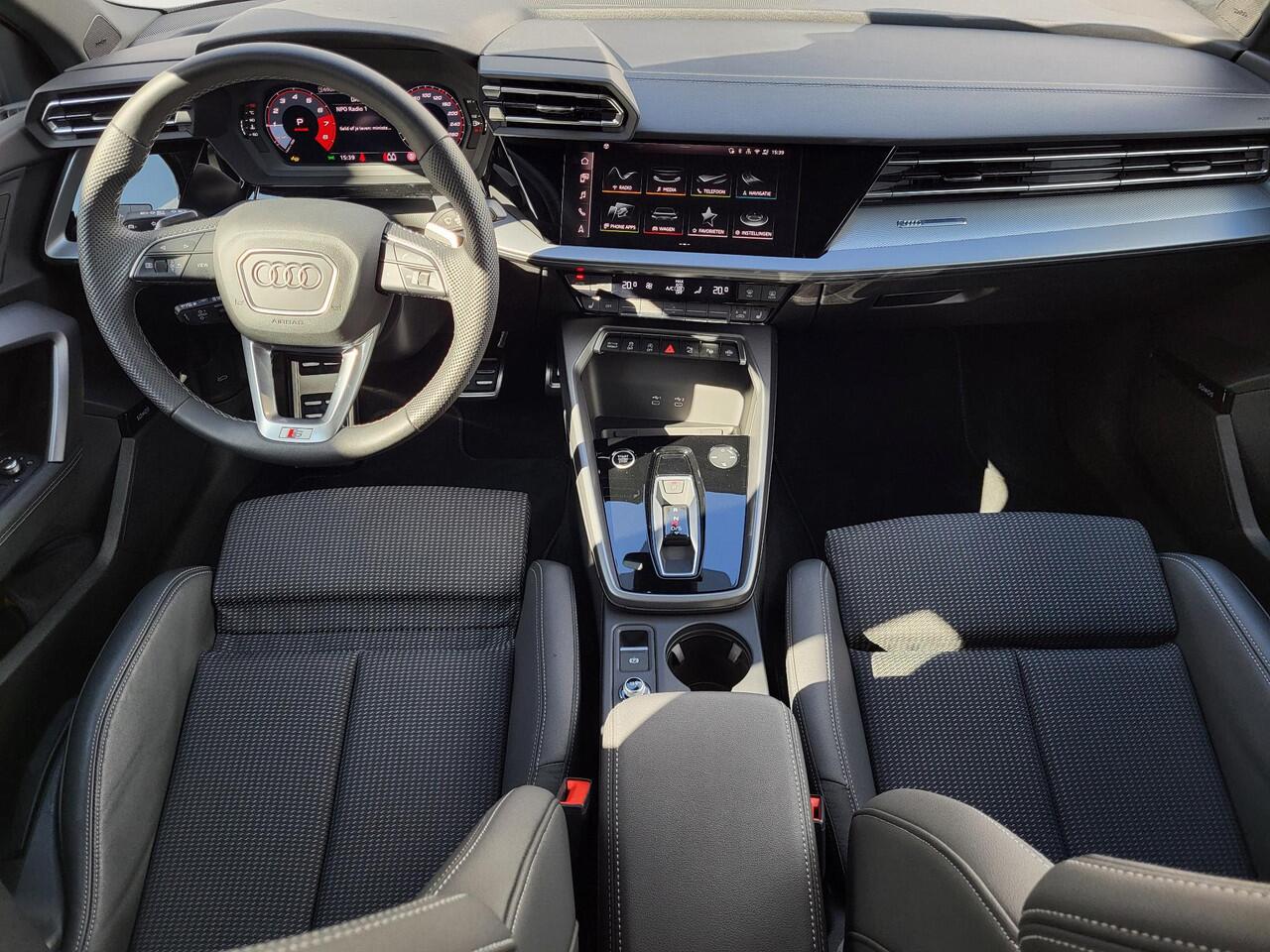 Audi A3 SPORTBACK 35 TFSI S line Automaat / Panoramadak / SONOS premium audio / Apple Carplay / Android Auto / S-line interieur & extrieur / Camera / DAB / Stoelverwarming / Adap Cruise / Matrix LED /