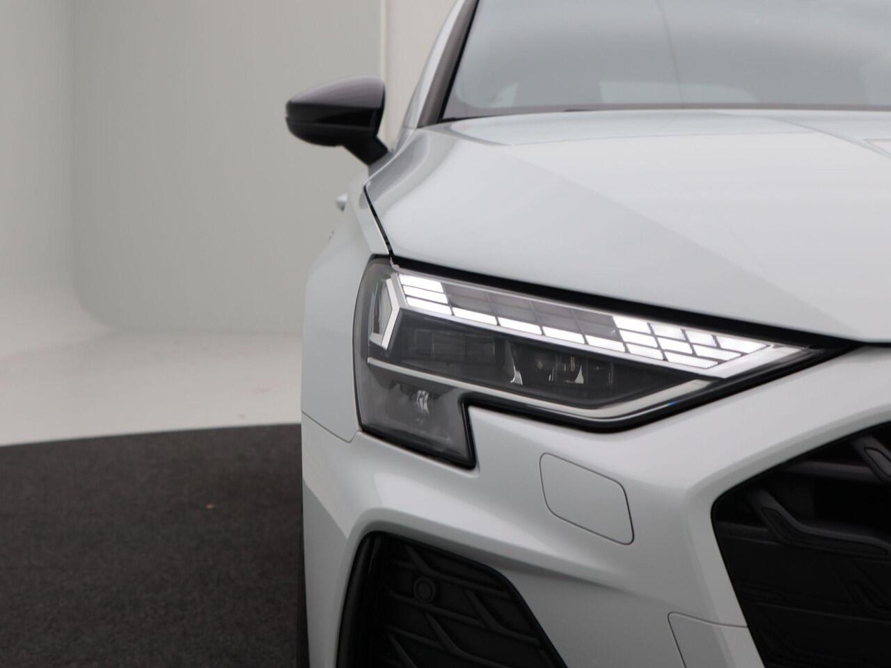 Audi A3 SPORTBACK 45 TFSi e 272 Pk S-Line Competition | Leder | Panoramadak | Full LED | Camera | Apple Carplay | 18 Inch | 6.895 Km !!