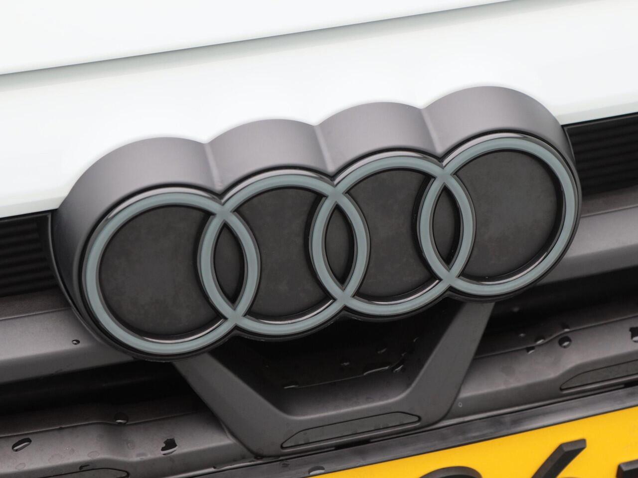 Audi A3 SPORTBACK 45 TFSi e 272 Pk S-Line Competition | Leder | Panoramadak | Full LED | Camera | Apple Carplay | 18 Inch | 6.895 Km !!