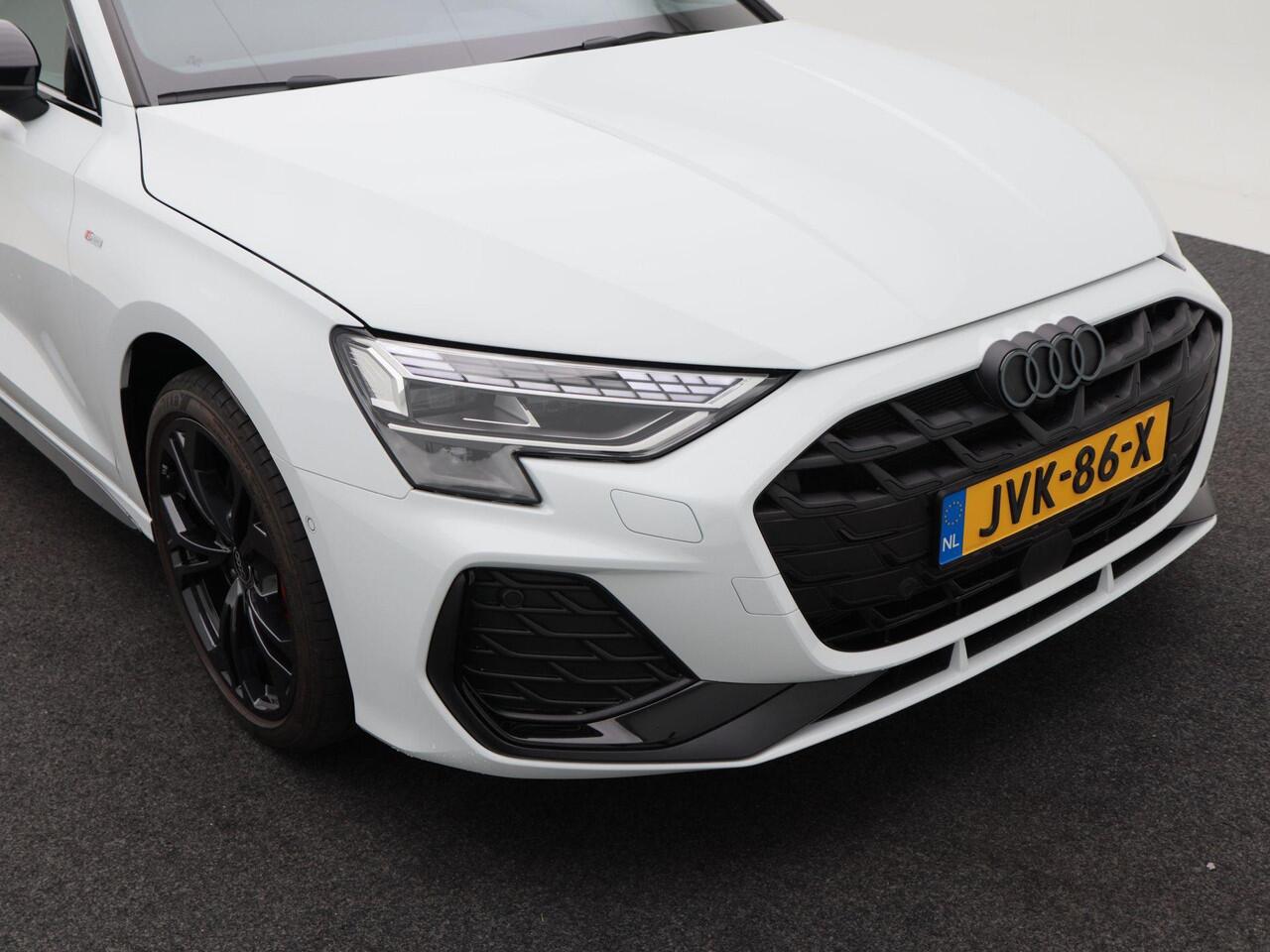 Audi A3 SPORTBACK 45 TFSi e 272 Pk S-Line Competition | Leder | Panoramadak | Full LED | Camera | Apple Carplay | 18 Inch | 6.895 Km !!