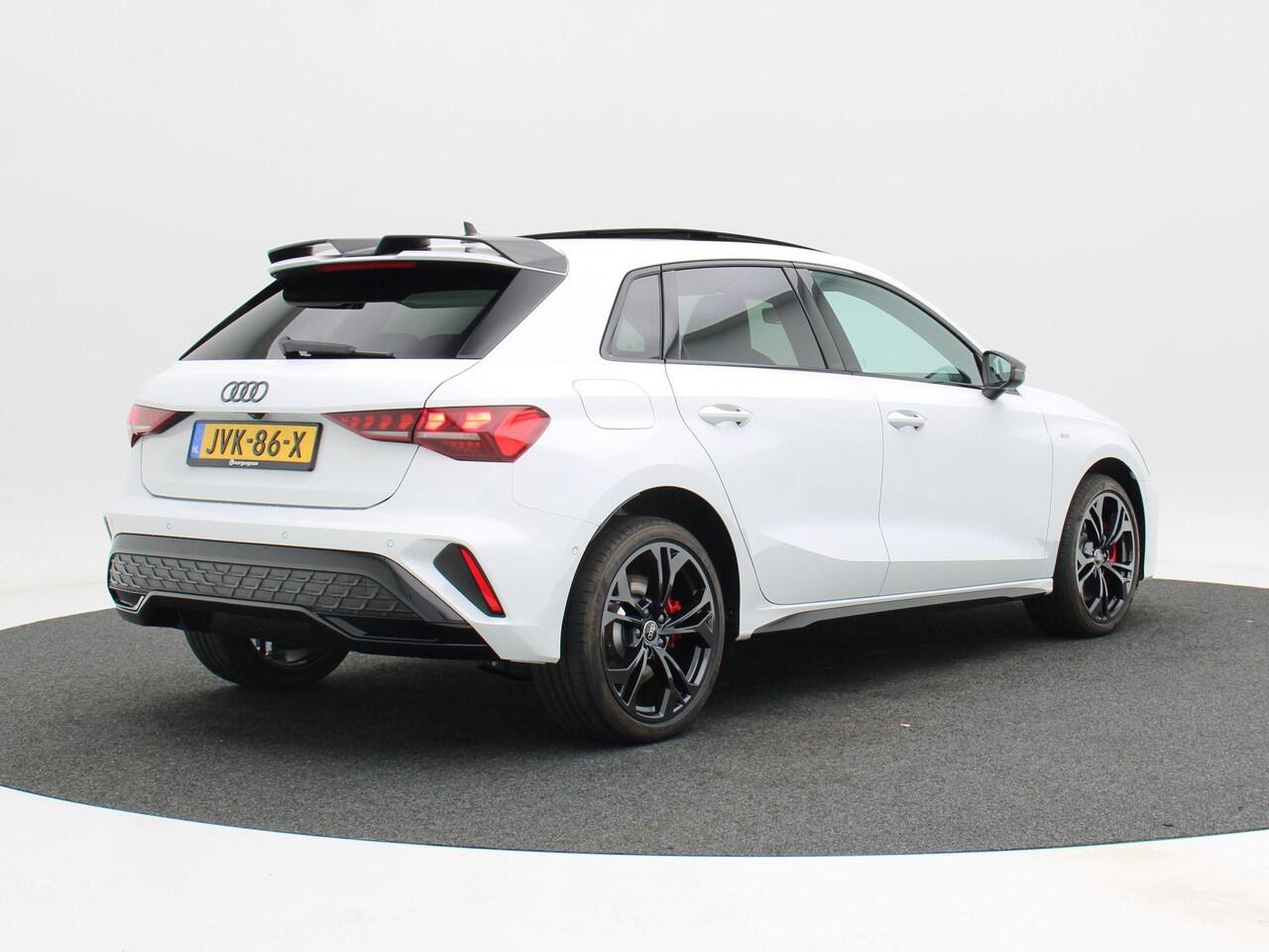 Audi A3 SPORTBACK 45 TFSi e 272 Pk S-Line Competition | Leder | Panoramadak | Full LED | Camera | Apple Carplay | 18 Inch | 6.895 Km !!