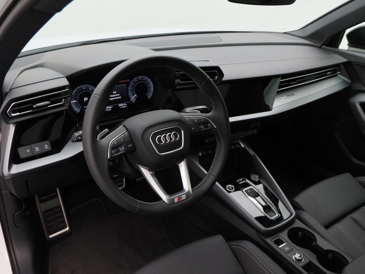 Audi A3 SPORTBACK 45 TFSi e 272 Pk S-Line Competition | Leder | Panoramadak | Full LED | Camera | Apple Carplay | 18 Inch | 6.895 Km !!