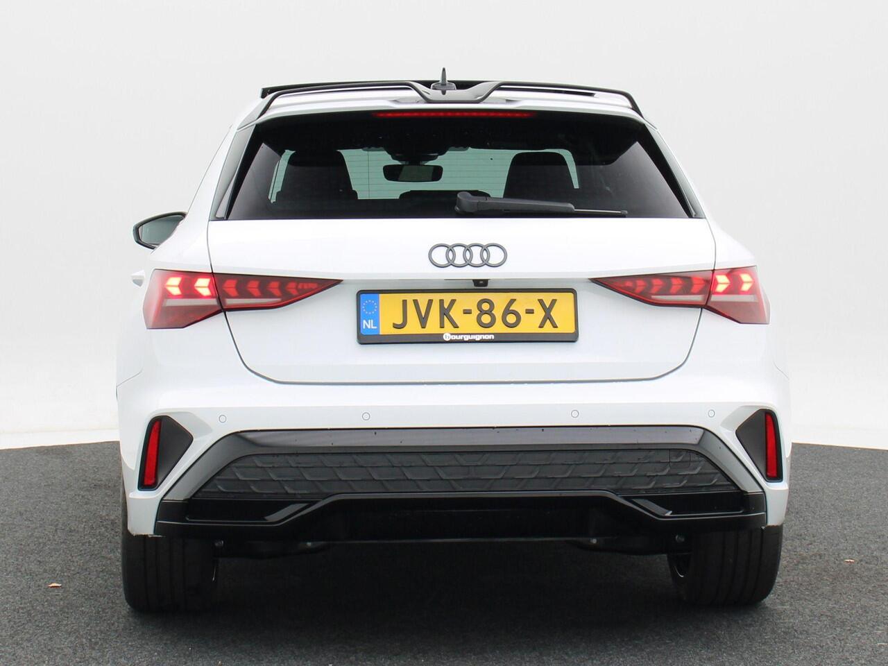 Audi A3 SPORTBACK 45 TFSi e 272 Pk S-Line Competition | Leder | Panoramadak | Full LED | Camera | Apple Carplay | 18 Inch | 6.895 Km !!