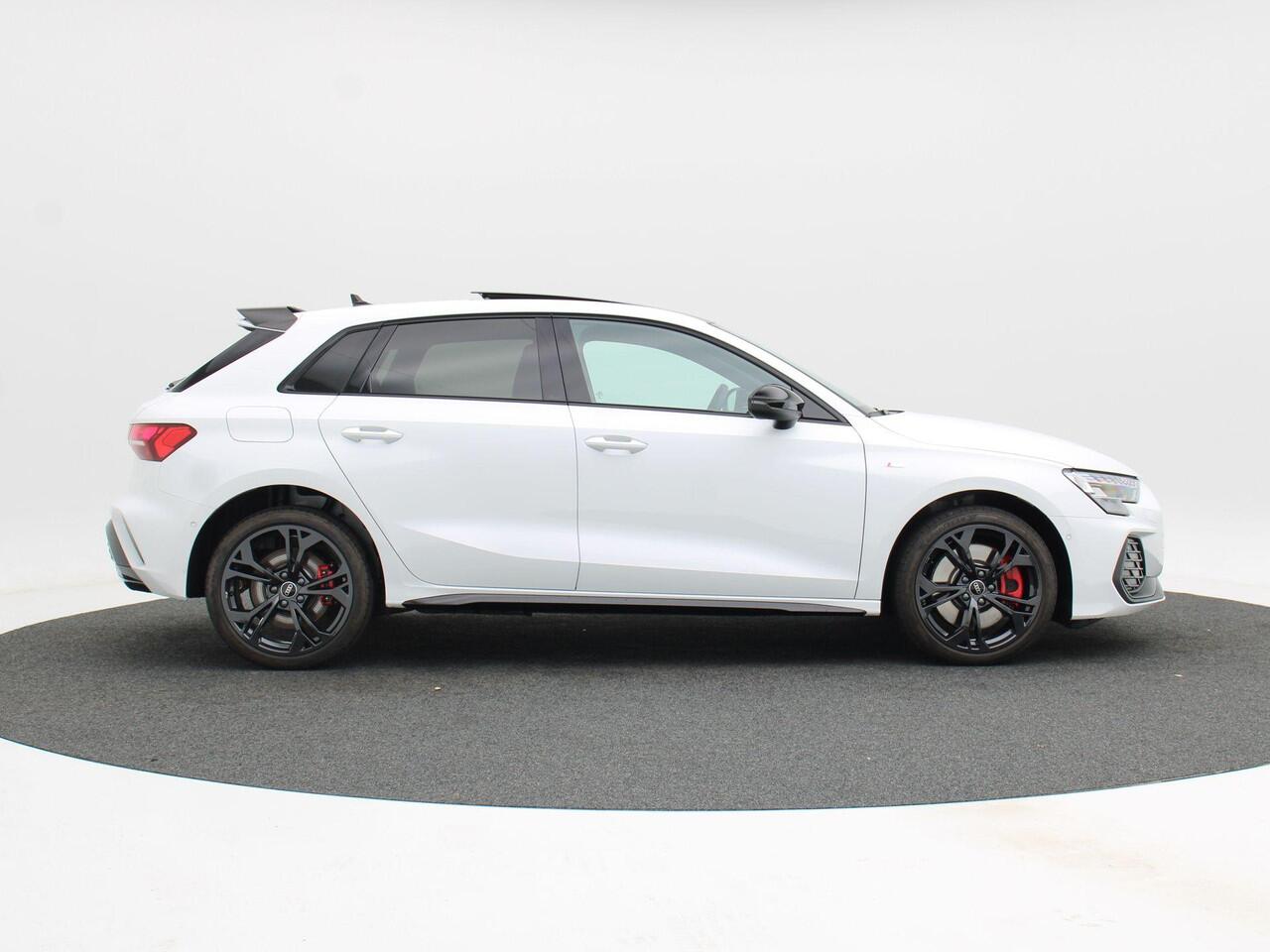 Audi A3 SPORTBACK 45 TFSi e 272 Pk S-Line Competition | Leder | Panoramadak | Full LED | Camera | Apple Carplay | 18 Inch | 6.895 Km !!