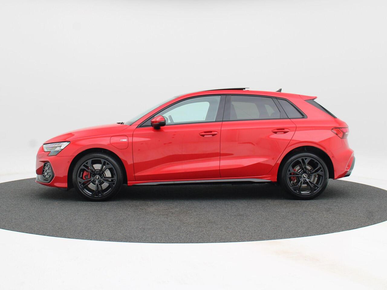 Audi A3 SPORTBACK 45 TFSi e 272 Pk S-Line Competition | Stoelverwarming | Panorama Dak | Camera | Sonos Sound | Full LED | Keyless | 18 Inch | 7.598 Km !!