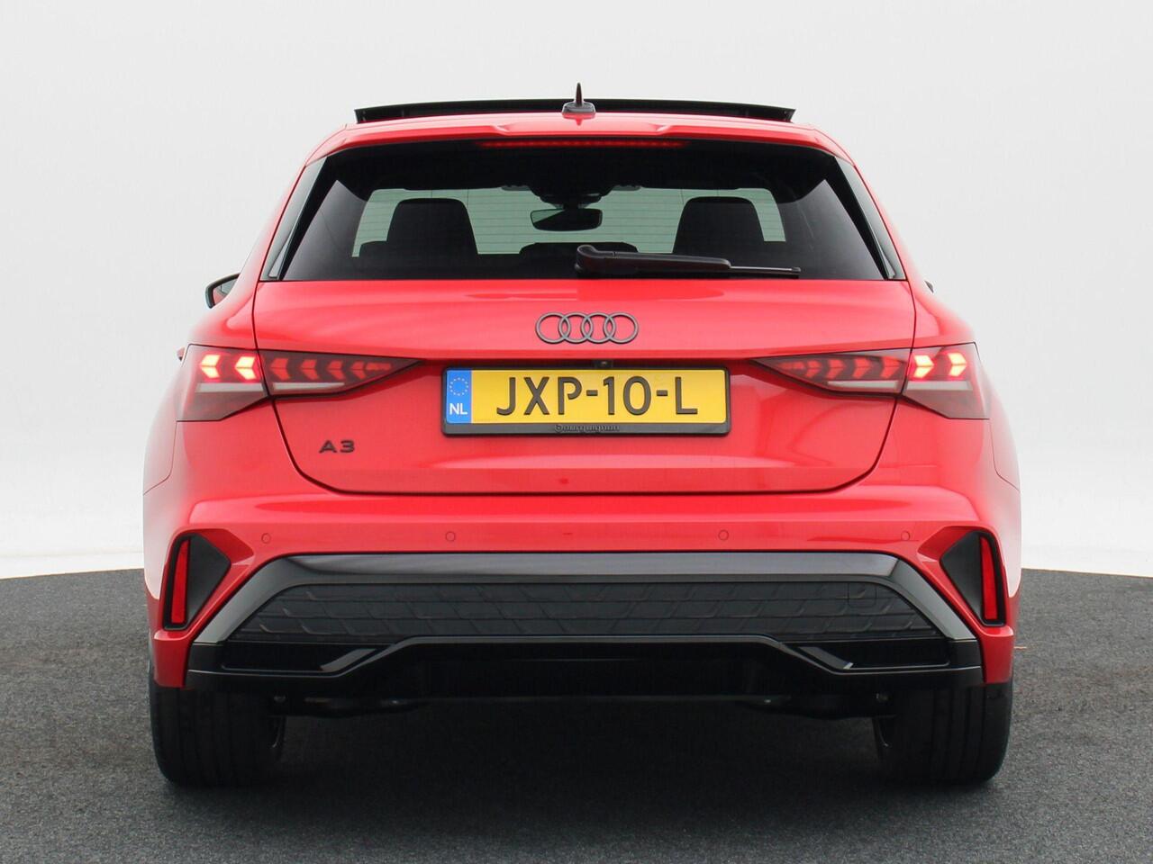 Audi A3 SPORTBACK 45 TFSi e 272 Pk S-Line Competition | Stoelverwarming | Panorama Dak | Camera | Sonos Sound | Full LED | Keyless | 18 Inch | 7.598 Km !!