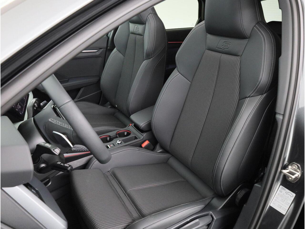 Audi A3 SPORTBACK S edition 40 TFSI e 204 pk | Glazen panoramadak | Assis.pak driving+parking plus | Warmtewerend glas donker tint