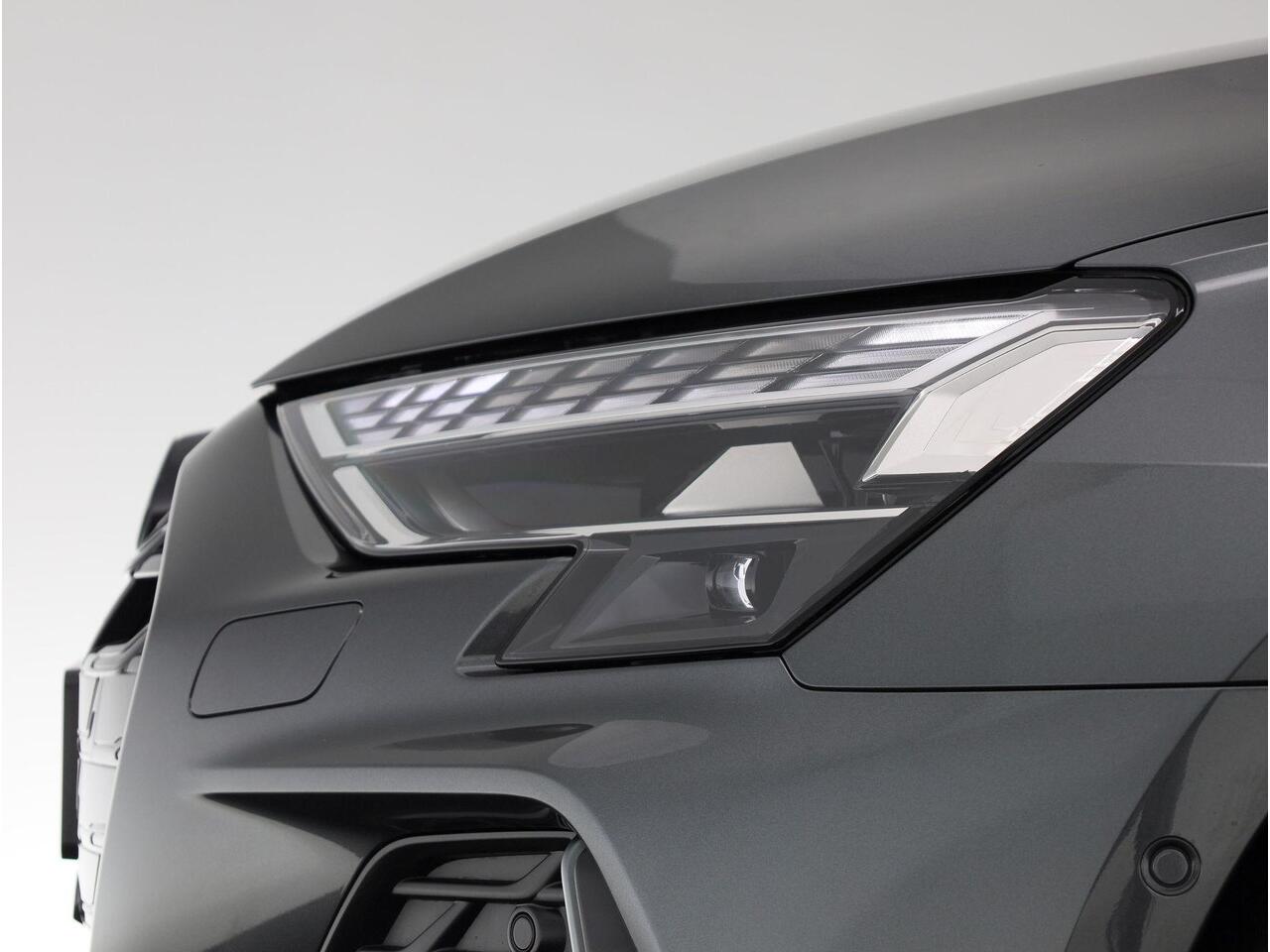 Audi A3 SPORTBACK S edition 40 TFSI e 204 pk | Glazen panoramadak | Assis.pak driving+parking plus | Warmtewerend glas donker tint