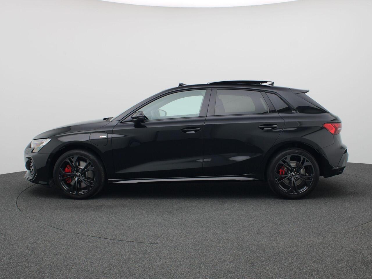 Audi A3 SPORTBACK 45 TFSI e S edition Competition 272PK S-Tronic S-Line, Pano-Schuifdak, Memorystoel, Achteruitrijcamera, Matrix LED-verlichting, Leder, Elektr. Achterklep, Keyless, 18" LM Velgen