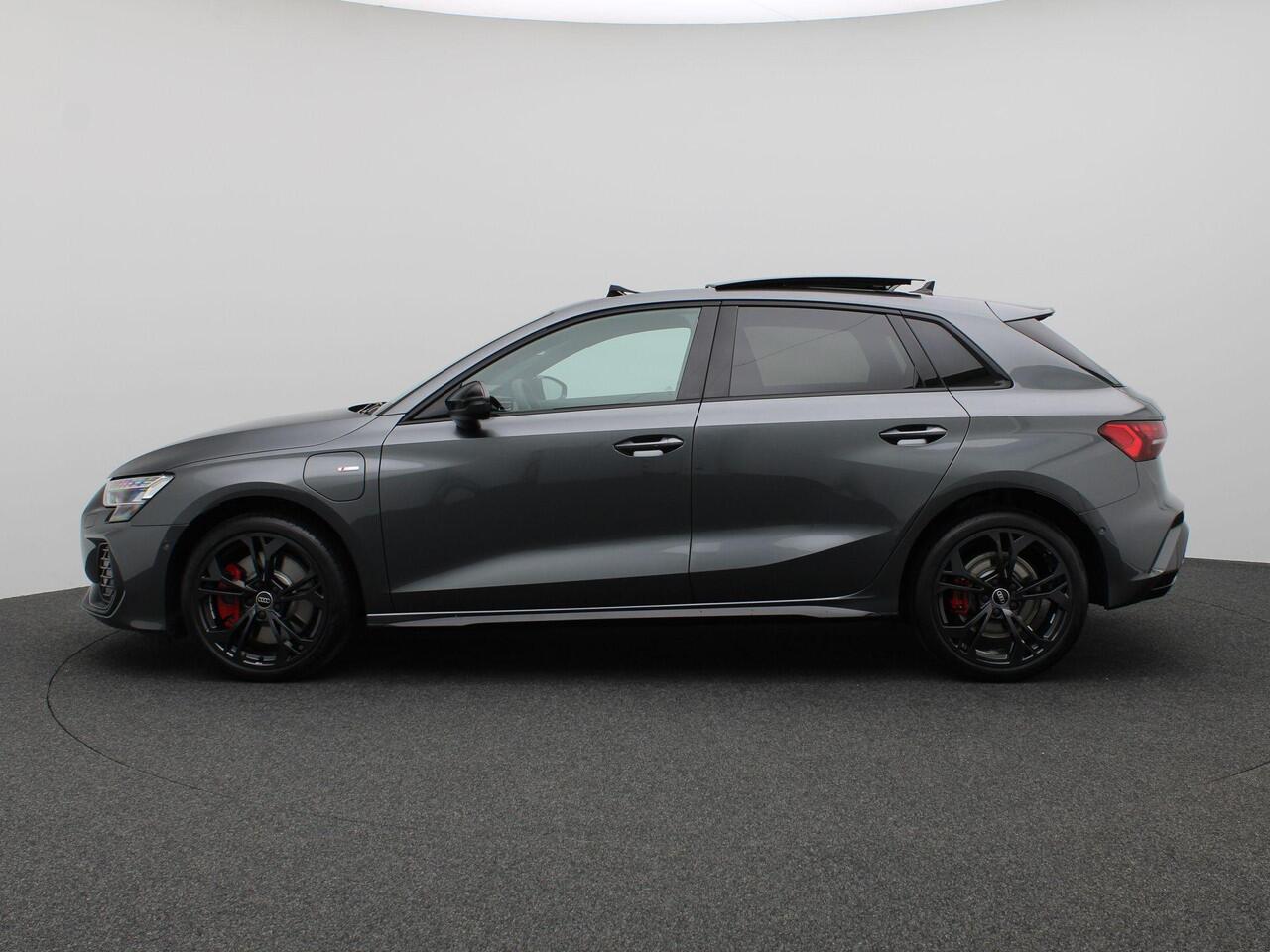 Audi A3 SPORTBACK 45 TFSI e S edition Competition 272PK S-Tronic S-Line, Pano-Schuifdak, Memorystoel, Achteruitrijcamera, Matrix LED-verlichting, Leder, Elektr. Achterklep, Keyless, 18" LM Velgen