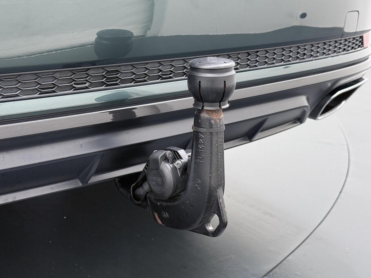 Audi A4 Avant 35 TFSI Sport S line black edition UNIEKE KLEUR| ELEK. TREKHAAK| ELEK. KLEP| S-LINE BINNEN- BUITEN | RIJKLAAR INCL. 12 MND BOVAG GARANTIE