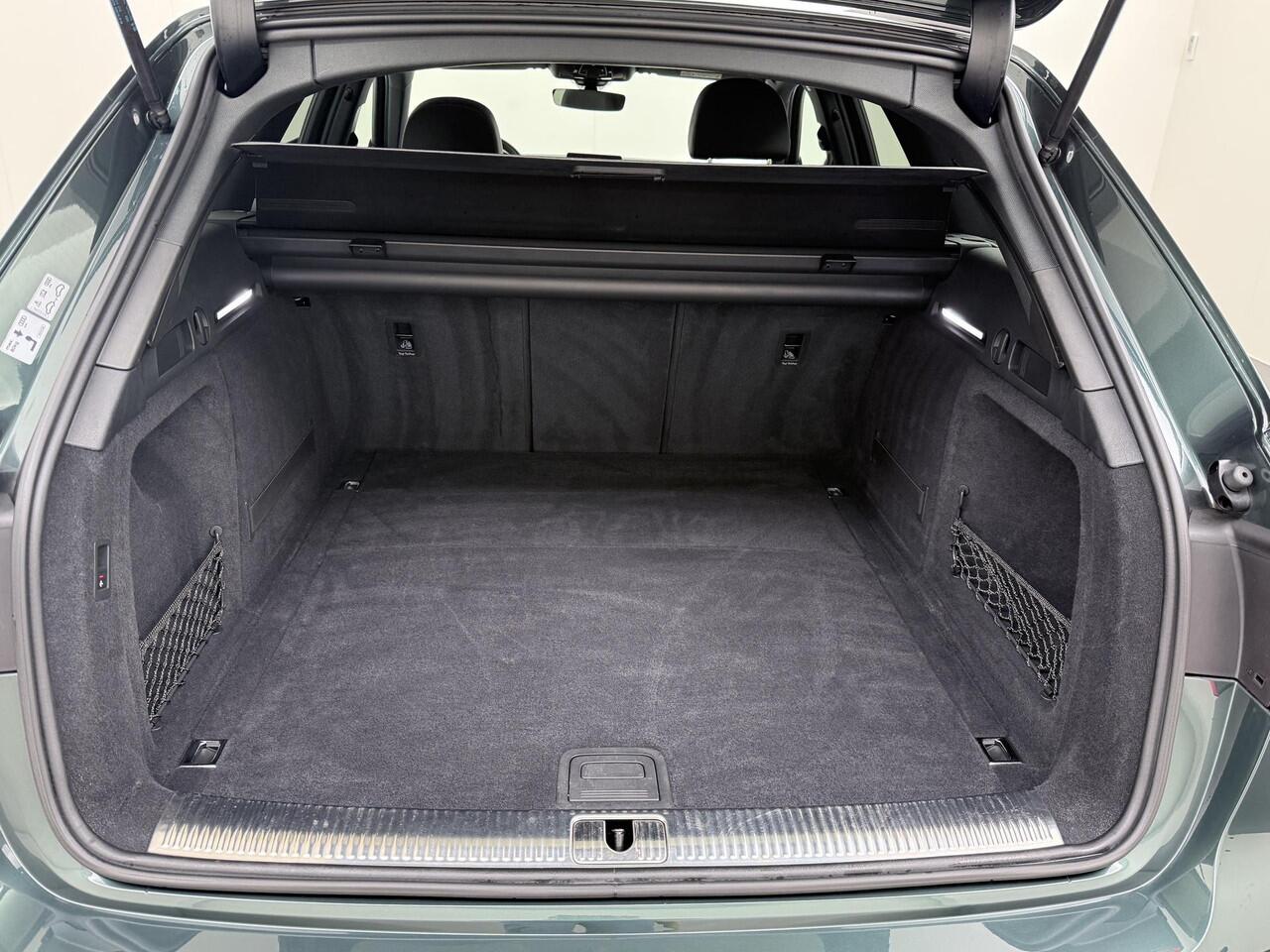 Audi A4 Avant 35 TFSI Sport S line black edition UNIEKE KLEUR| ELEK. TREKHAAK| ELEK. KLEP| S-LINE BINNEN- BUITEN | RIJKLAAR INCL. 12 MND BOVAG GARANTIE