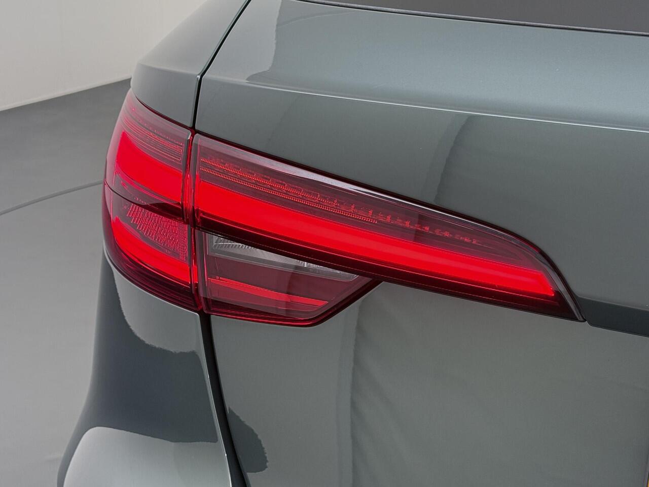 Audi A4 Avant 35 TFSI Sport S line black edition UNIEKE KLEUR| ELEK. TREKHAAK| ELEK. KLEP| S-LINE BINNEN- BUITEN | RIJKLAAR INCL. 12 MND BOVAG GARANTIE