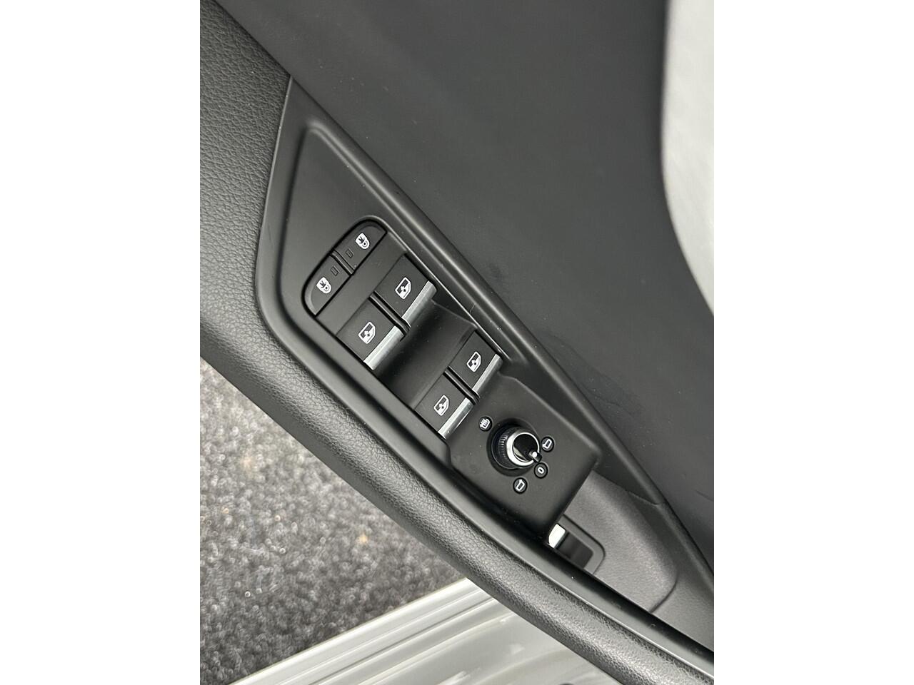 Audi A4 Limousine 35 TFSI 150pk 2x S-Line Virtual Cockpit Schuifdak Navigatie Cruise Control Led