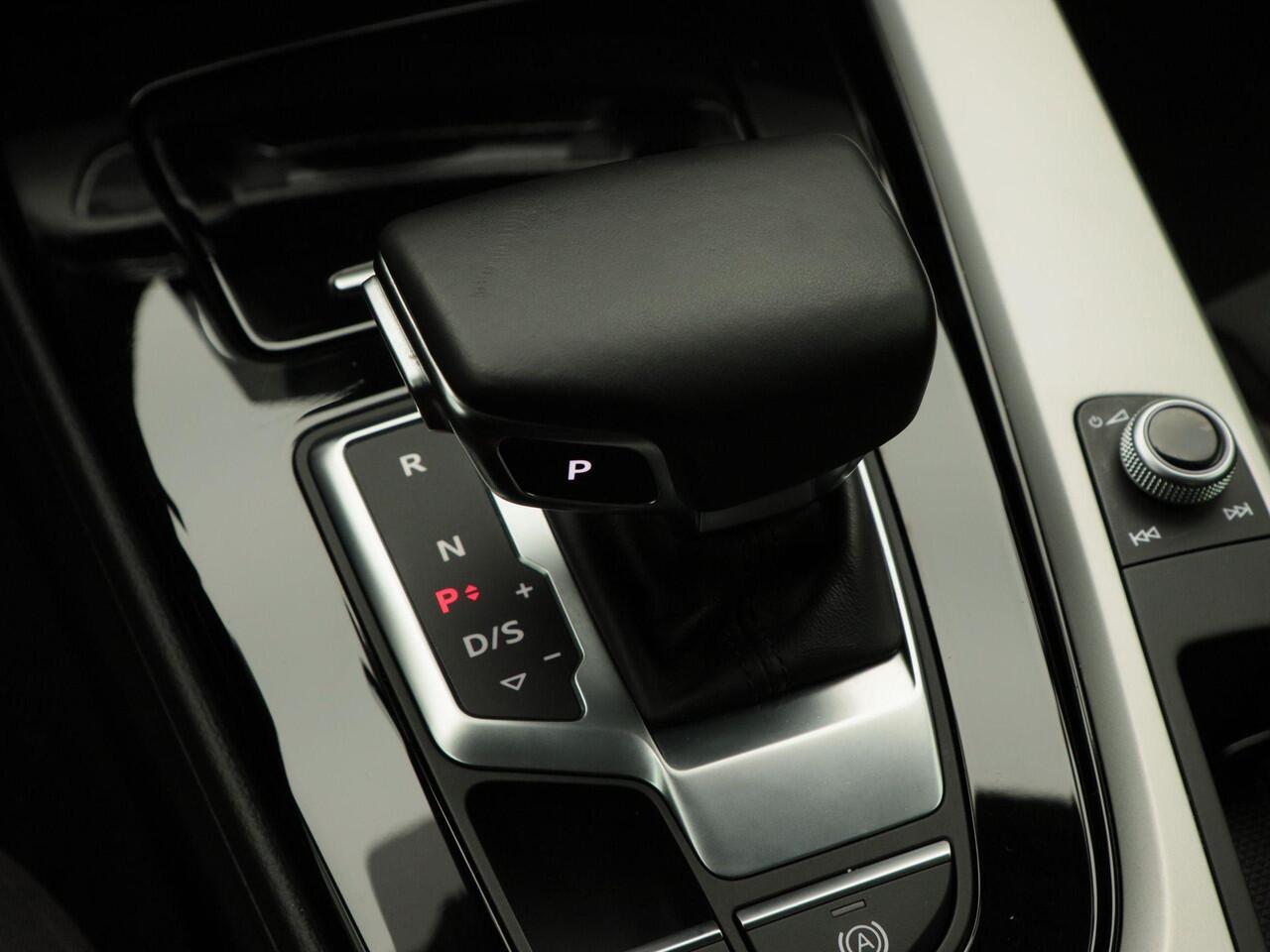 Audi A4 Limousine 35 TFSi 150 Pk Automaat Launch edition Business | Cruise Control | Parkeersensoren | Digitaal Dashboard | CarPlay | LED | Trekhaak | Navigatiesysteem | 17 Inch | 70.755 Km!