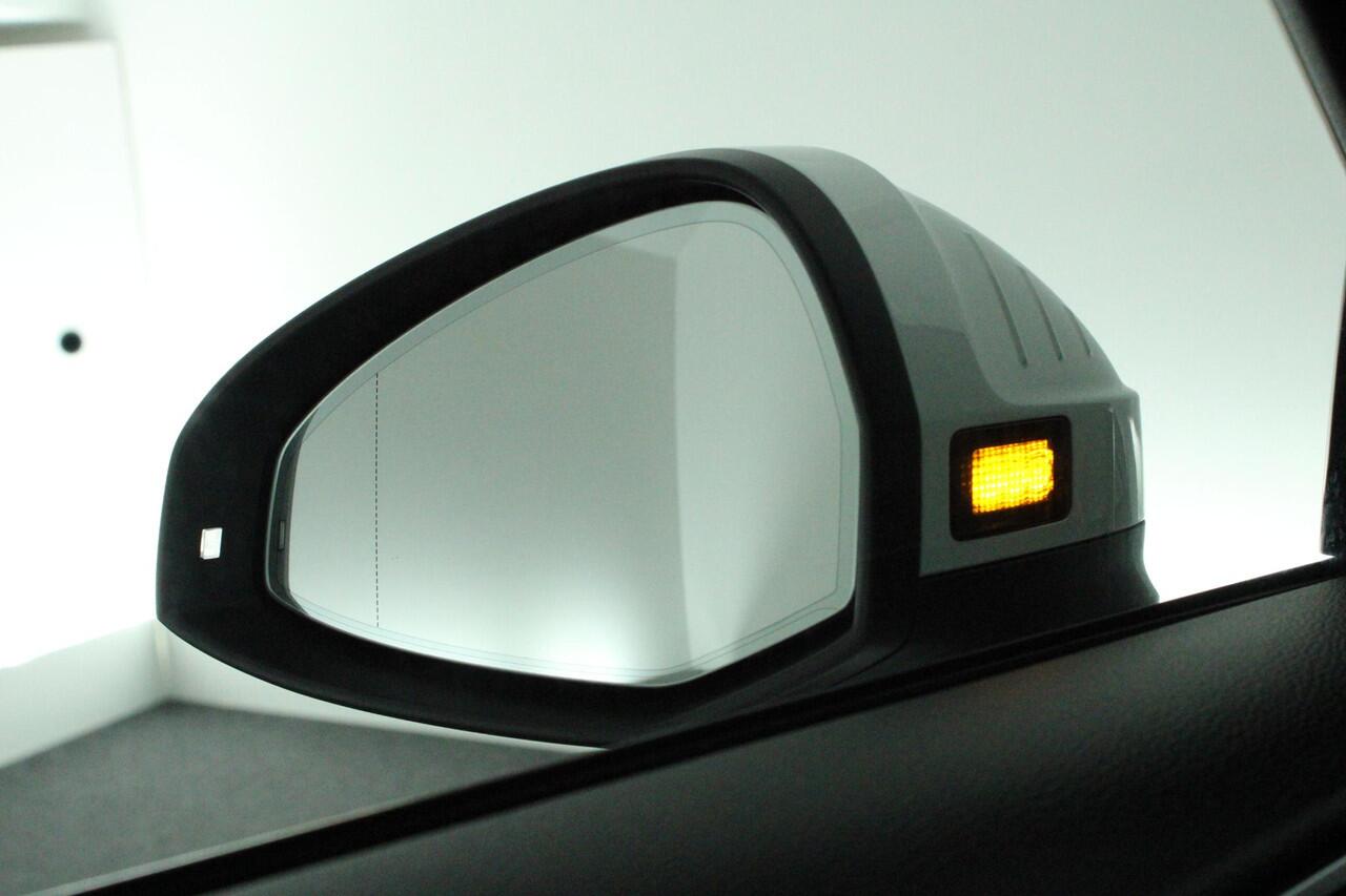 Audi A4 Avant 40 TFSI 190pk Sport S line black edition Trekhaak 360Camera Panoramadak Stoelverwarming Keyless Virtual Cockpit Navigatie