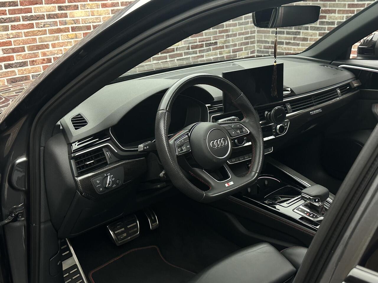 Audi A4 Avant 45 TFSI quattro S-line Dak Kuipstoelen Camera Led Virtual