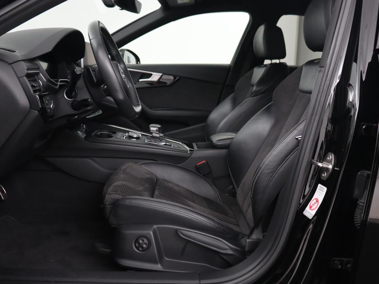 Audi A4 40 TFSI Sport S Line Black Edition | Stoelverwarming | Adaptive cruise | Keyless | Virtual Cockpit | Carplay | Half leder | Navigatie | Full LED | 19'' | Sportstoelen | Sfeerverlichting