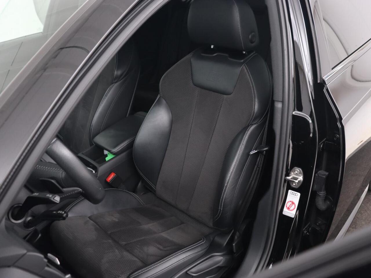 Audi A4 40 TFSI Sport S Line Black Edition | Stoelverwarming | Adaptive cruise | Keyless | Virtual Cockpit | Carplay | Half leder | Navigatie | Full LED | 19'' | Sportstoelen | Sfeerverlichting
