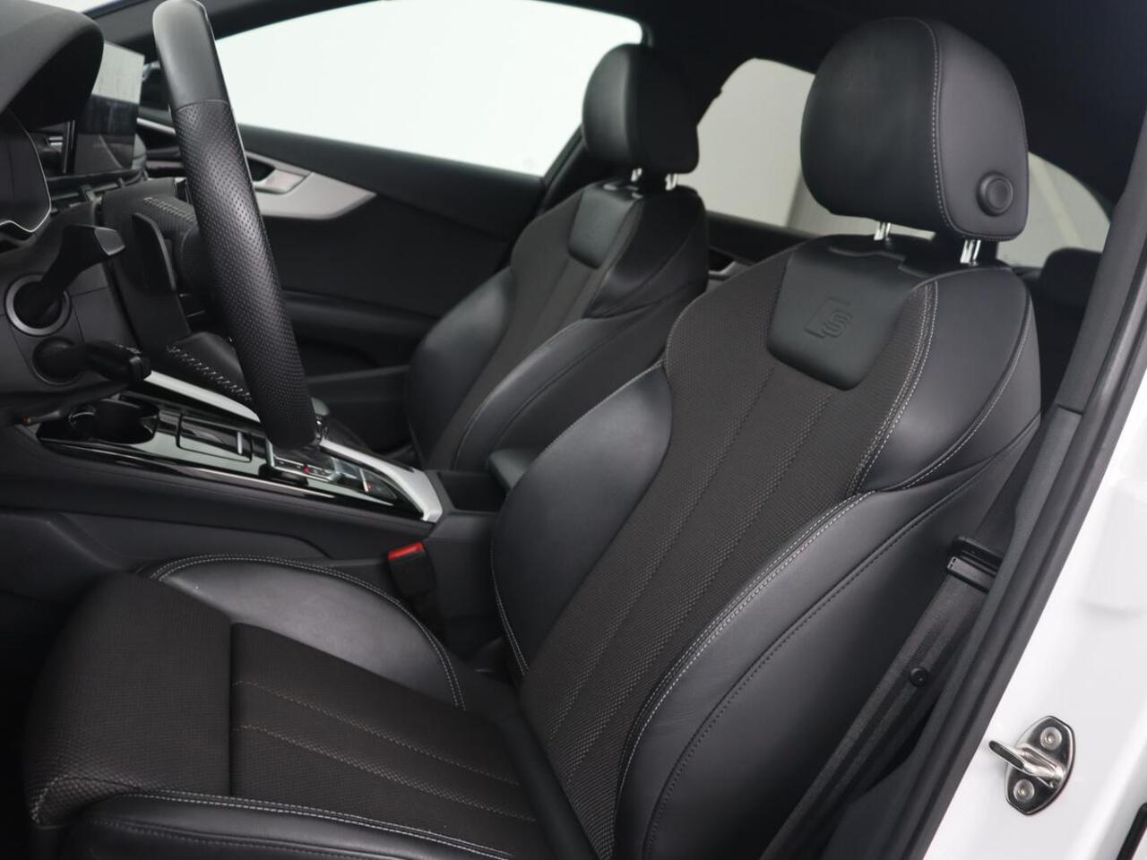 Audi A4 35 TFSI Launch edition Sport | Carplay | Sportstoelen | Full LED | Half leder | Virtual Cockpit | Parkeerhulp | Navigatie | Climate control | Bluetooth | Cruise control | S Line