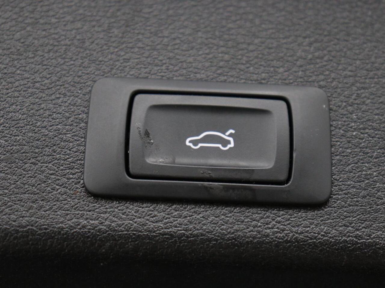 Audi A4 40 TFSI Launch edition Sport | Panoramadak | Trekhaak | Sportstoelen | DAB | Carplay | Virtual Cockpit | Half leder | Full LED | Navigatie | Parkeerhulp | Sportstuur | S Line