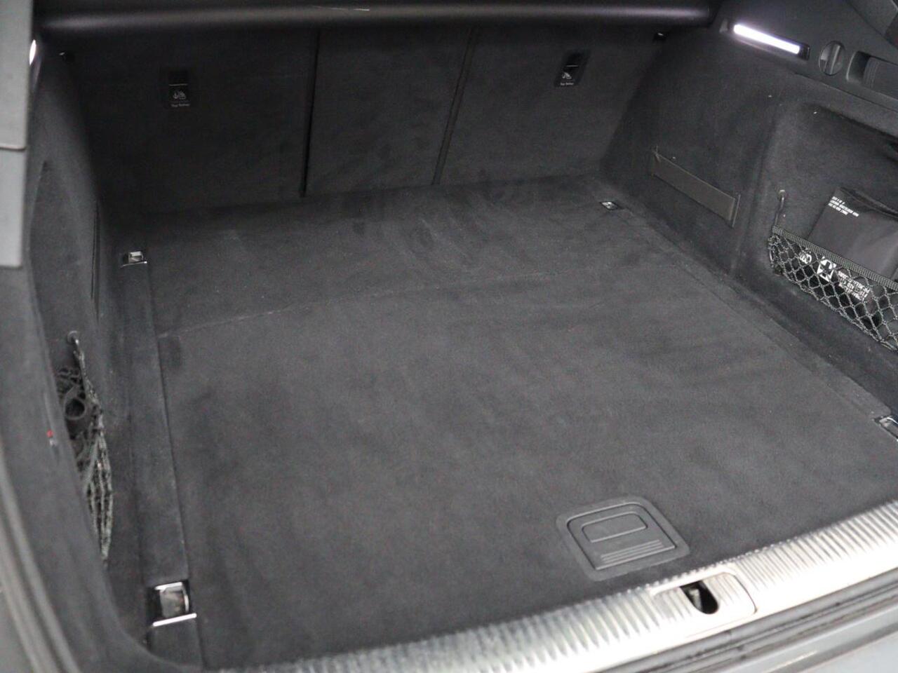 Audi A4 40 TFSI Launch edition Sport | Panoramadak | Trekhaak | Sportstoelen | DAB | Carplay | Virtual Cockpit | Half leder | Full LED | Navigatie | Parkeerhulp | Sportstuur | S Line