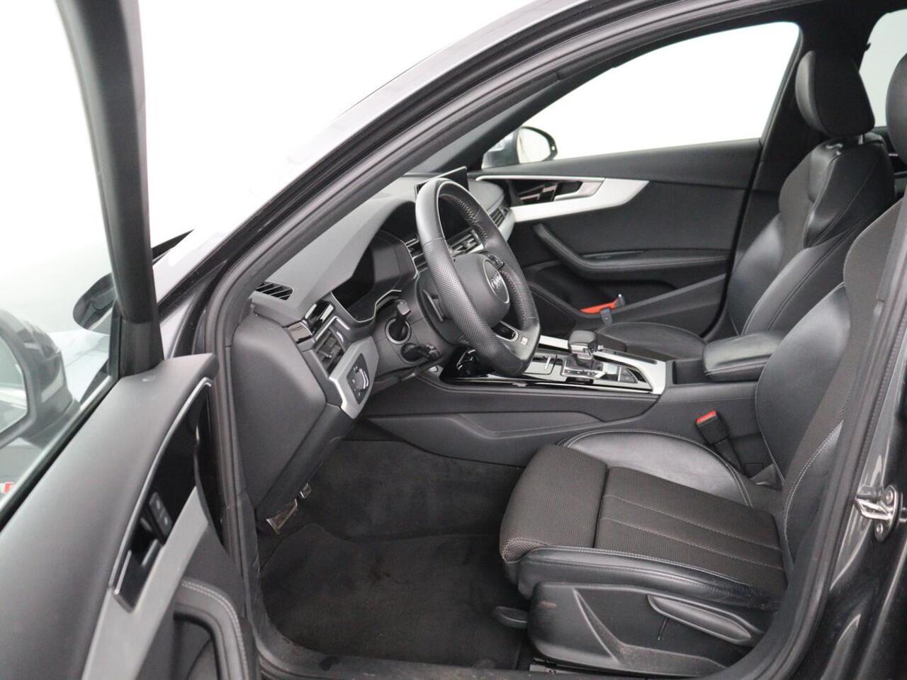 Audi A4 40 TFSI Launch edition Sport | Panoramadak | Trekhaak | Sportstoelen | DAB | Carplay | Virtual Cockpit | Half leder | Full LED | Navigatie | Parkeerhulp | Sportstuur | S Line