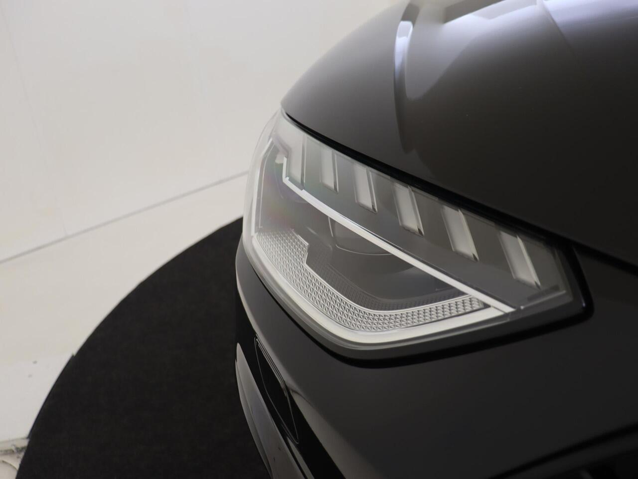 Audi A4 Limousine 40 TFSI quattro S edition Competition | Panoramadak | Bang & Olufsen | Lederen bekleding 'Valcona' | LED matrix verlichting | 3-zone airco | Audi virtual cockpit plus | CarPlay |