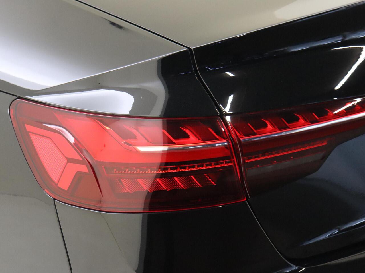 Audi A4 Limousine 40 TFSI quattro S edition Competition | Panoramadak | Bang & Olufsen | Lederen bekleding 'Valcona' | LED matrix verlichting | 3-zone airco | Audi virtual cockpit plus | CarPlay |